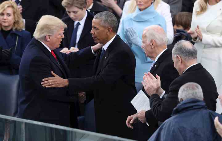 Da Donald Trump blev indsat som præsident i januar 2017, skete det med lykønskning fra blandt andre Barack Obama og Joe Biden. Når selv samme Biden indsættes 20. januar i år, deltager Donald Trump ikke. (Foto: Justin Lane / EPA / Ritzau Scanpix / TV 2)