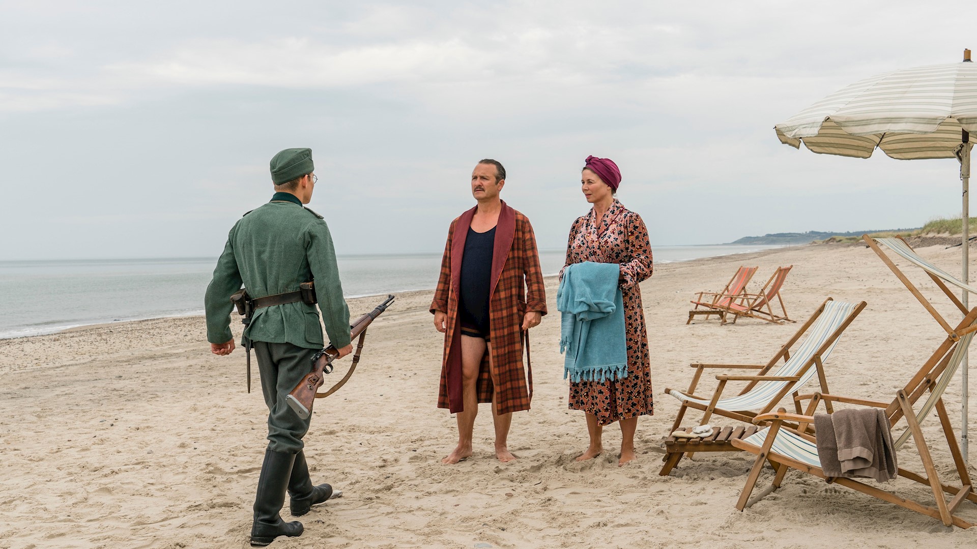 Grosserer Madsen (Lars Ranthe) og fru Therese (Anne Louise Hassing) med en af de nye naboer. (Fotos: Mike Kollöffel / TV 2)