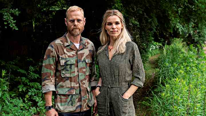 Carsten Bjørnlund og Marie Bach Hansen spiller de to hovedroller i TV 2s nye krimiserie 'Hvide Sande'. (Foto: Per Arnesen / TV 2)