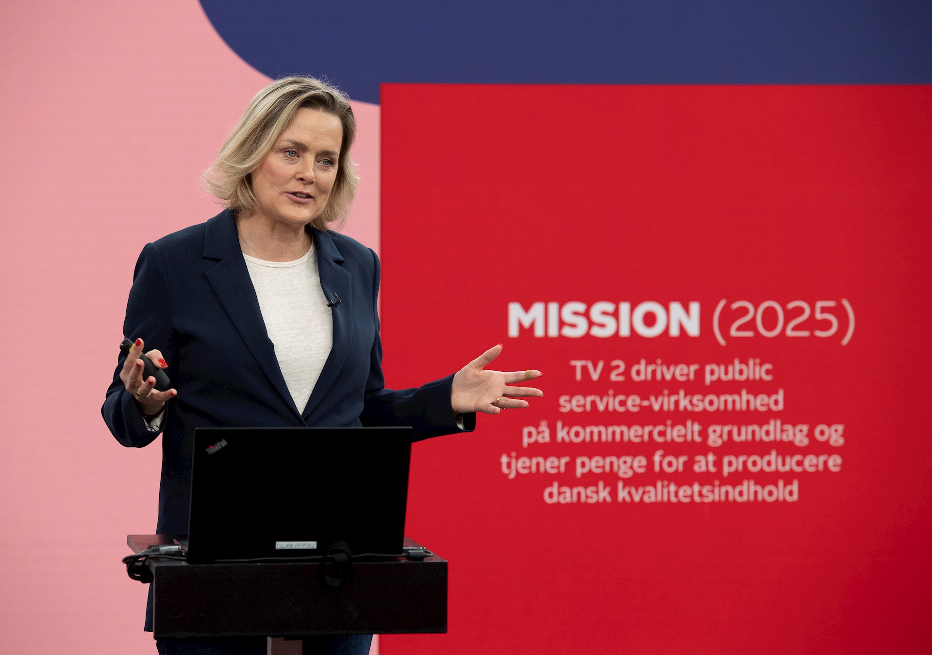 Anne Engdal Stig Christensen præsenterer strategien for TV 2s medarbejdere. (Foto: Ebbe Rosendahl / TV 2)