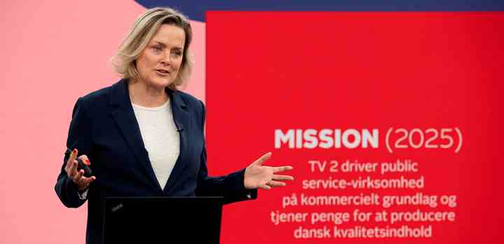 Anne Engdal Stig Christensen præsenterer strategien for TV 2s medarbejdere. (Foto: Ebbe Rosendahl / TV 2)