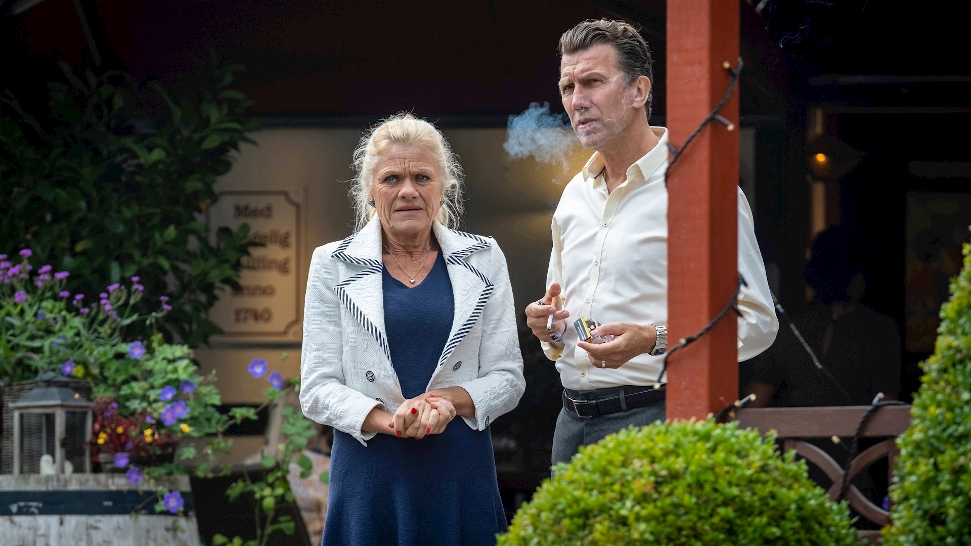 Pernille Højmark som Ellen og Jesper Lohmann som Hans Larsen i 'Sommerdahl' fra 2021.