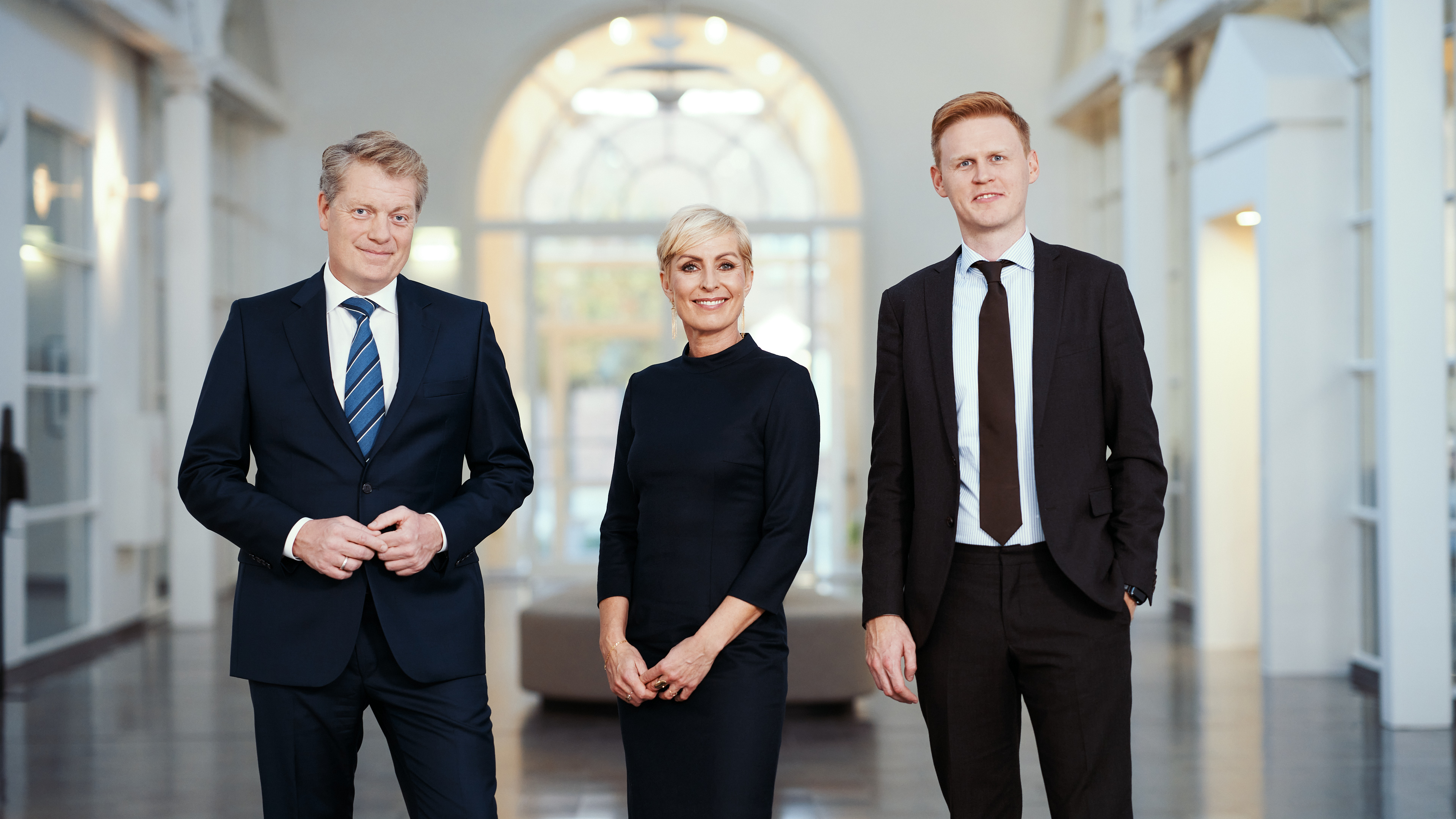 Troels Mylenberg (tv.) og Cecilie Beck er værter i TV 2s valgstudie på Kvægtorvet, og med i studiet er også politisk redaktør Hans Redder (th.) samt politisk kommentator Hans Engell. (Foto: Henrik Ohsten / TV 2)