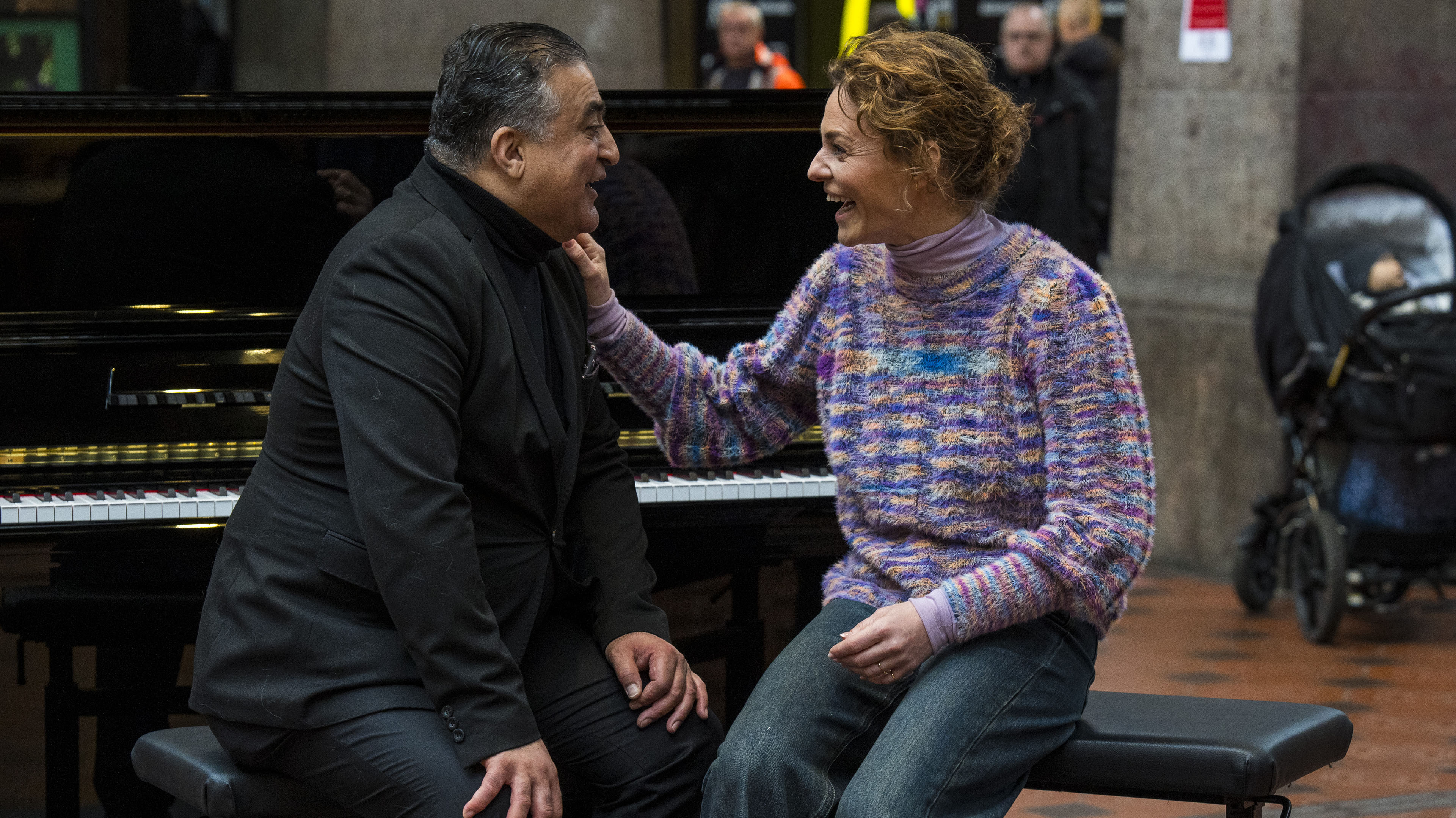 Amatørpianist Aria Farjadi og vært Sarah Grünewald i 'Piano'.