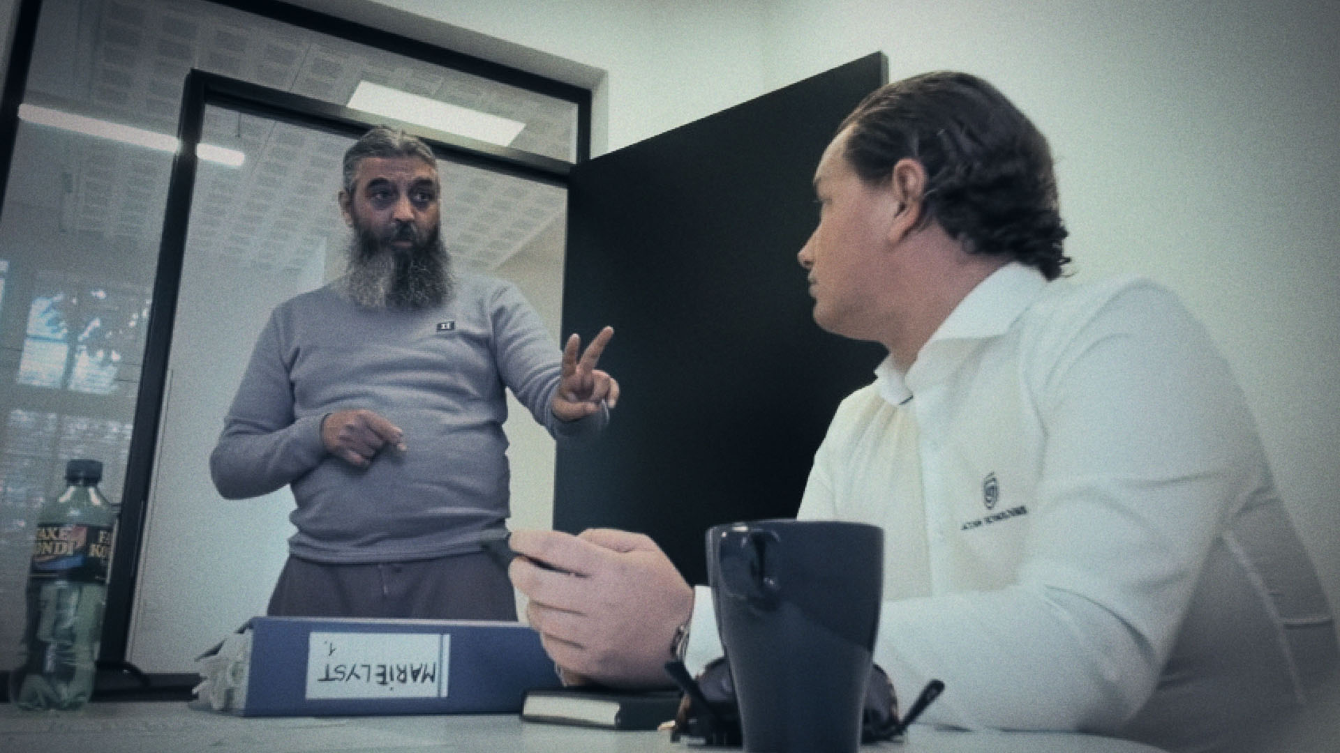 Bandidosrockeren Fasar og Martin Malm i dokumentarserien 'Den sorte svane'.