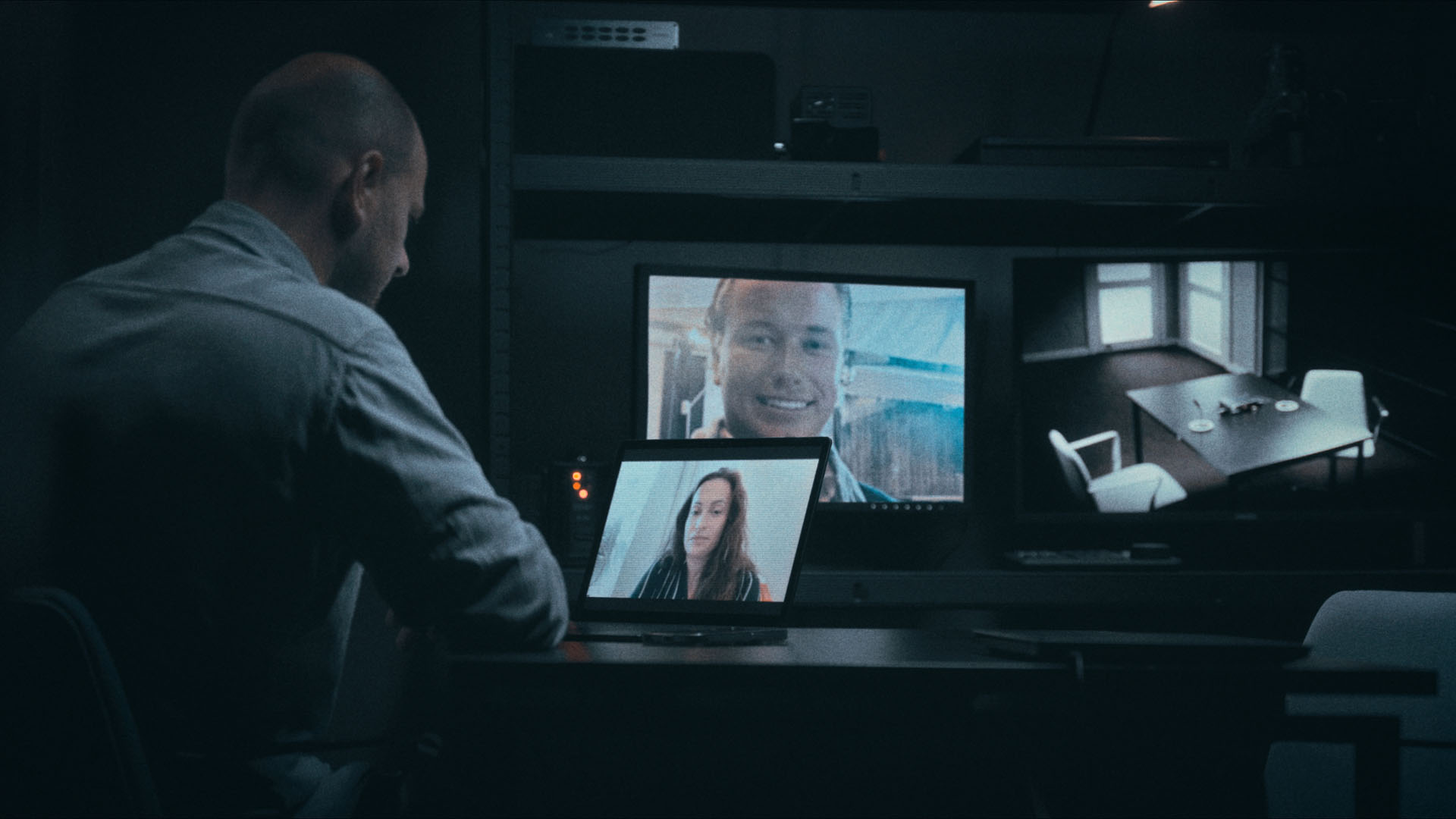 Fra et kontor med skjulte kameraer rådgiver Amira kriminelle i underverdenen, som viser sig at have forbindelser i toppen af samfundet. Se med i 'Den sorte svane'.