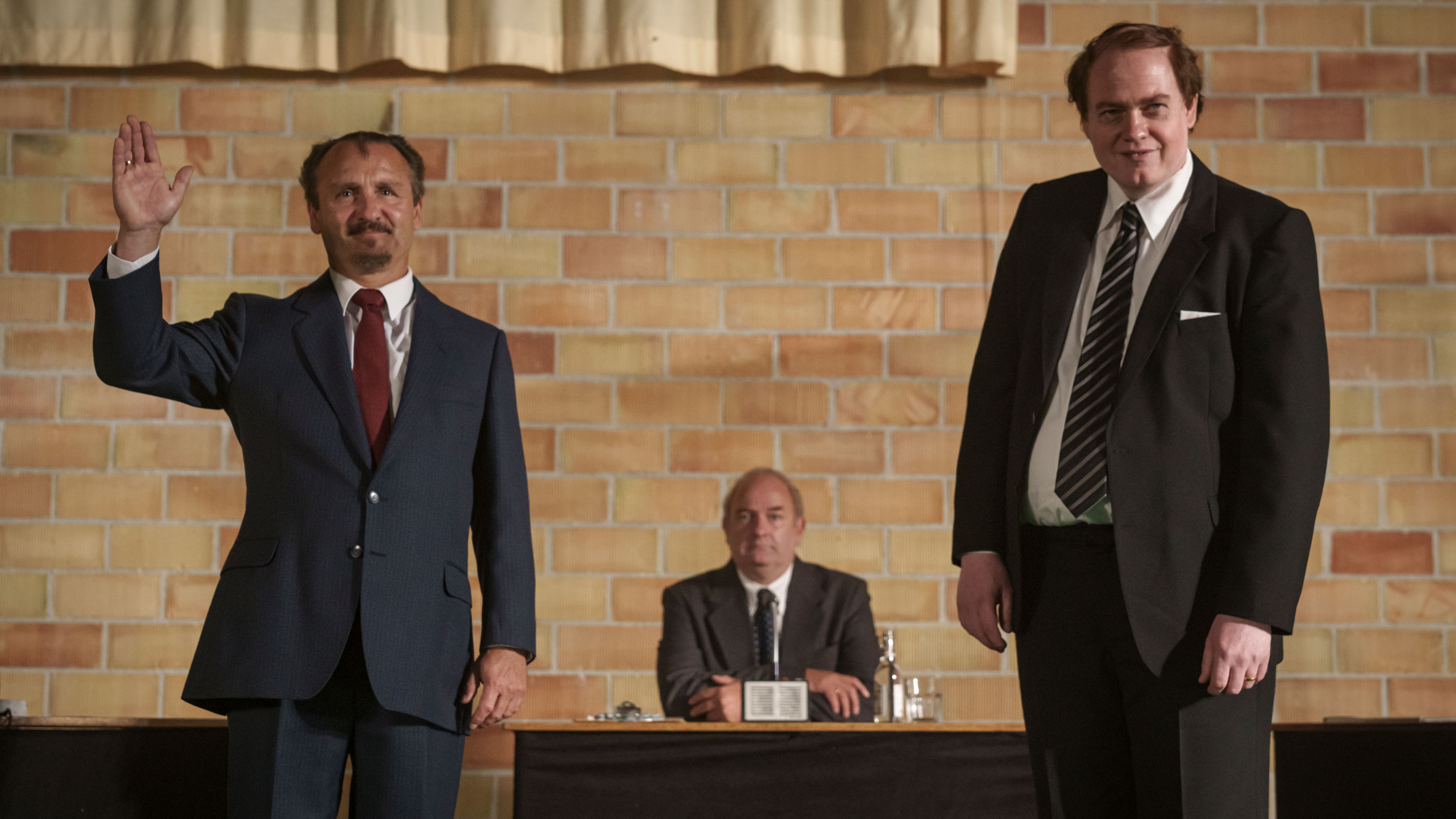 Anker Jørgensen (Lars Ranthe), ordstyrer (Morten Thunbo) og Mogens Glistrup (Esben Dalgaard) i 'Anker'.