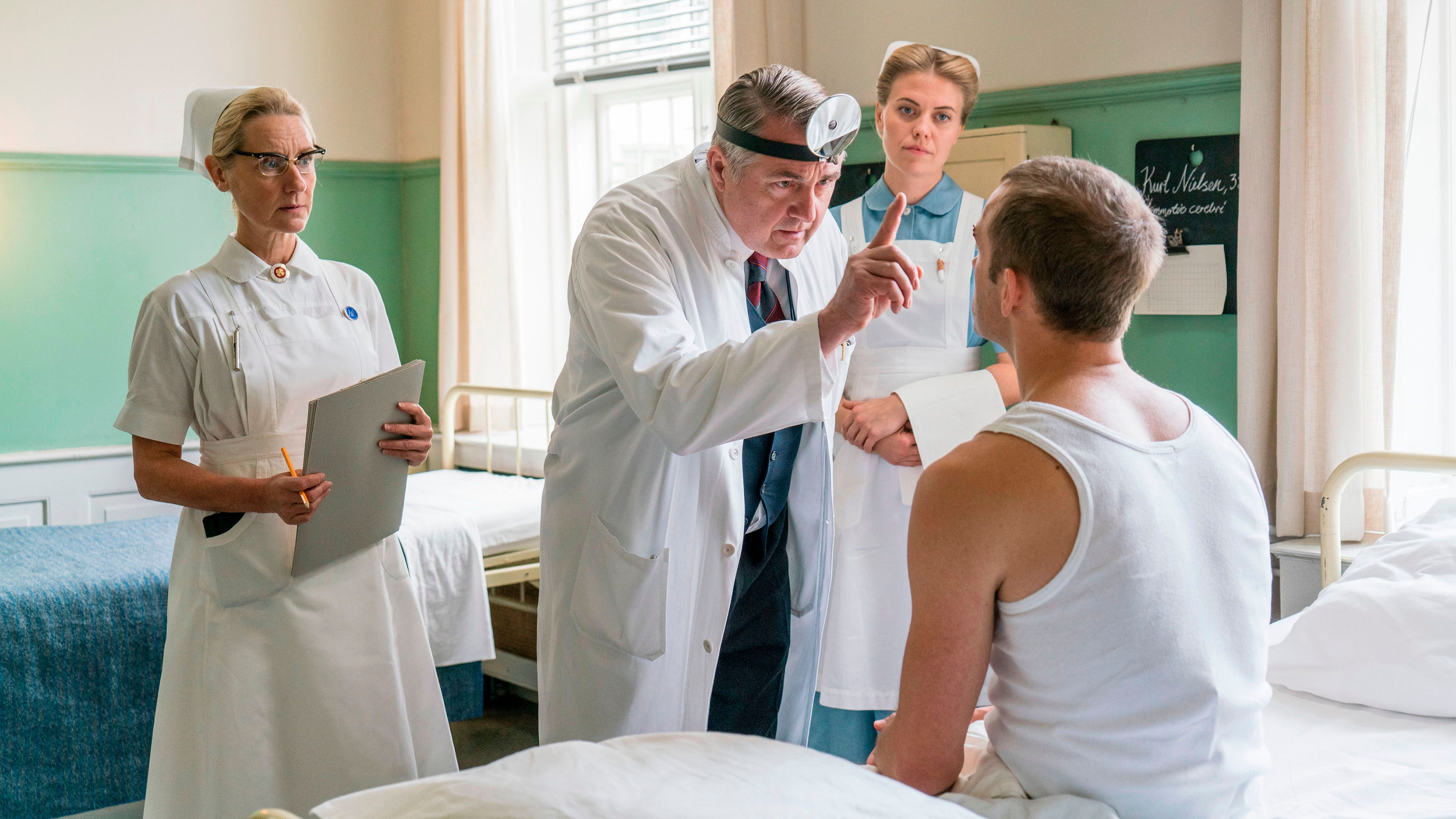 Anette Støvelbæk, Jens Jørn Spottag som Bent Neergaard, Anna Stokholm som Lis Sommer og Adam Brix Schächter som bokser i 'Sygeplejeskolen IV' fra 2020.