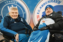 Michael, der pludseligt mistede fodboldkarrieren, finder styrke i minderne fra sin storhedstid i Lyngby mens Malthe holder med FC København. Mød dem i 'Mere end en klub'.