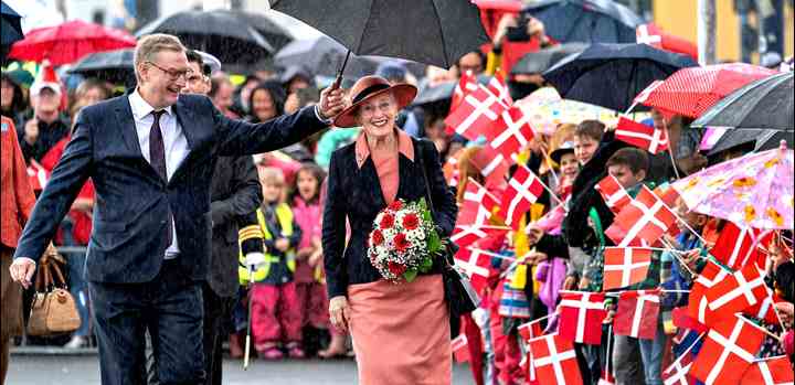 Dronningen har før - her i Flensborg i september 2019 - besøgt Sønderjylland og grænselandet mange gange i årenes løb og i al slags vejr. Søndag 13. juni handler besøget om markeringen af 100-året for Genforeningen. (Foto: Keld Navntoft / Ritzau Scanpix / TV 2)