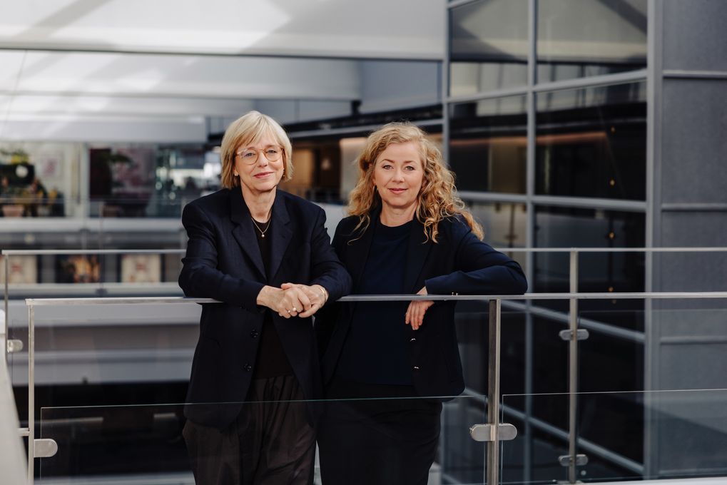 Nuværende nyhedsdirektør Ulla Pors (til venstre) træder ind i TV 2s direktion som indholdsdirektør, mens Anne Mette Svane bliver ny nyhedsdirektør. (Foto: Morten Frøslev / TV 2 Danmark)