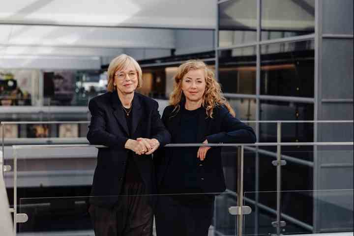 Nuværende nyhedsdirektør Ulla Pors (til venstre) træder ind i TV 2s direktion som indholdsdirektør, mens Anne Mette Svane bliver ny nyhedsdirektør. (Foto: Morten Frøslev / TV 2 Danmark)
