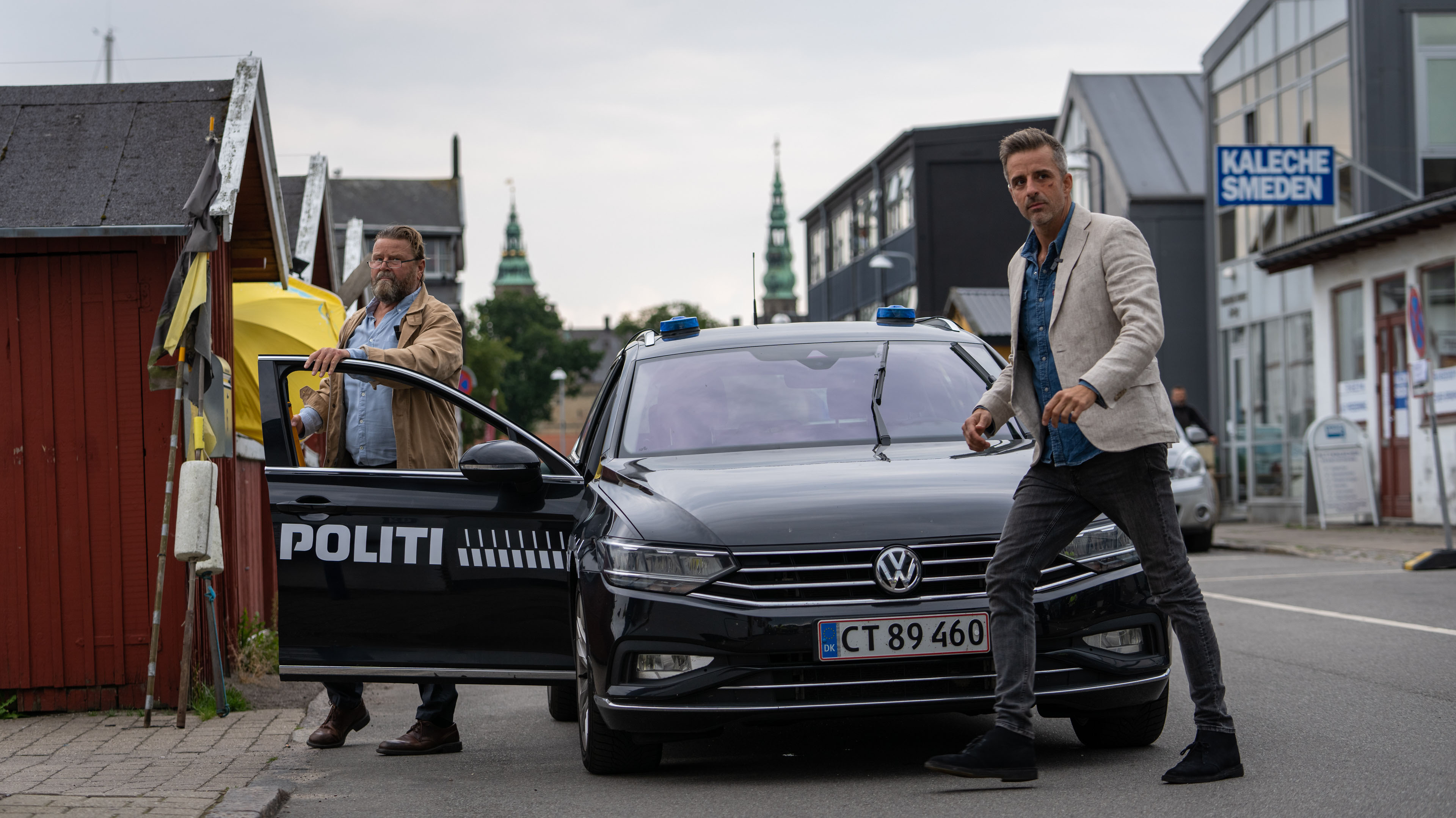 Peter Gantzler som Svend Johansen og André Babikian som Flemming Torp i den danske krimiserie 'Sommerdahl III' fra 2021.