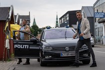 Peter Gantzler som Svend Johansen og André Babikian som Flemming Torp i den danske krimiserie 'Sommerdahl III' fra 2021.