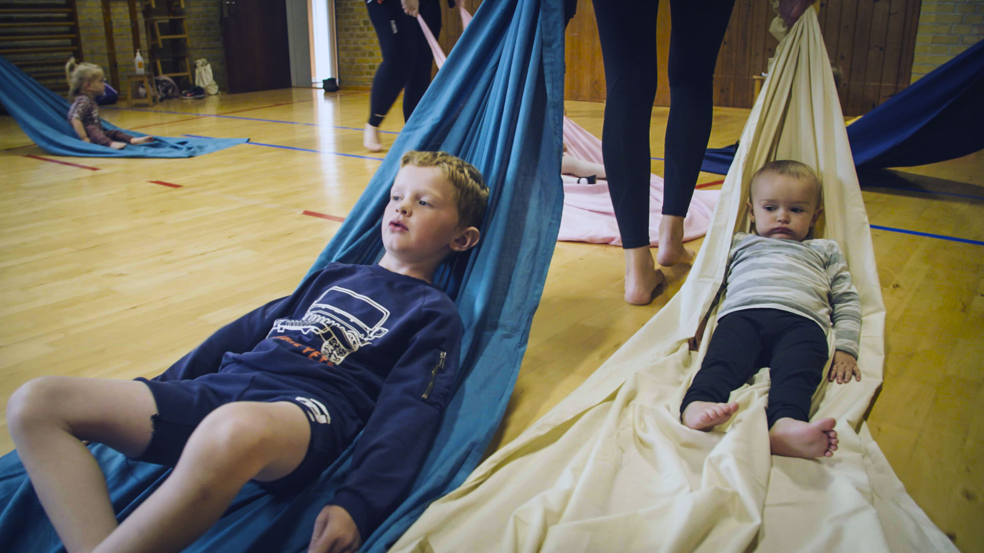 Asmus og storebror Malthe til gymnastik. 