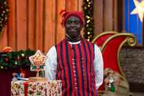 Vært Melvin Kakooza i '24 stjerners julekalender'.