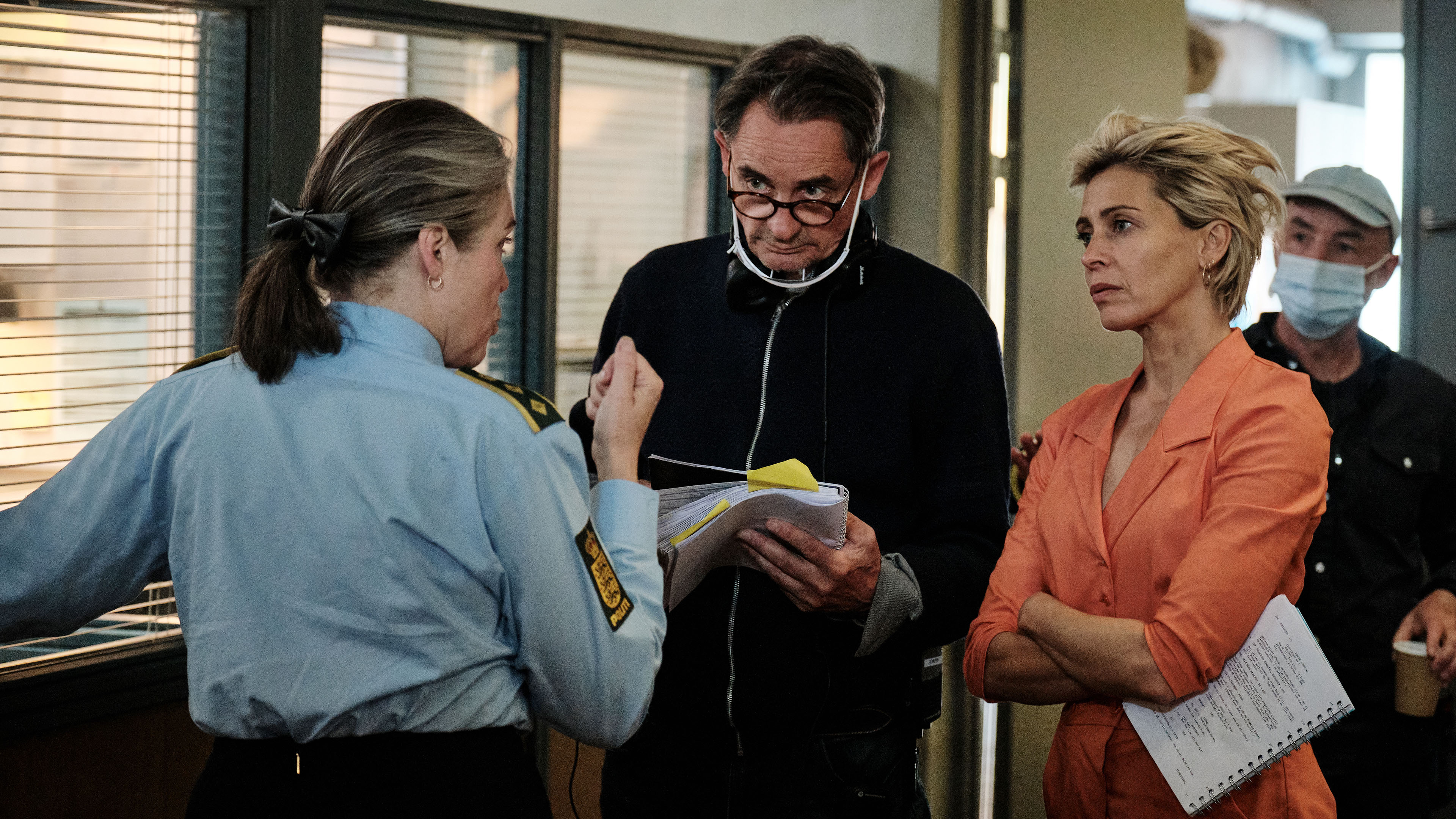 Lotte Andersen som politiinspektør Hanegaard, instruktør Rumle Hammerich og Laura Drasbæk som Marianne Sommerdahl under optagelserne til den danske krimiserie 'Sommerdahl III' fra 2021.