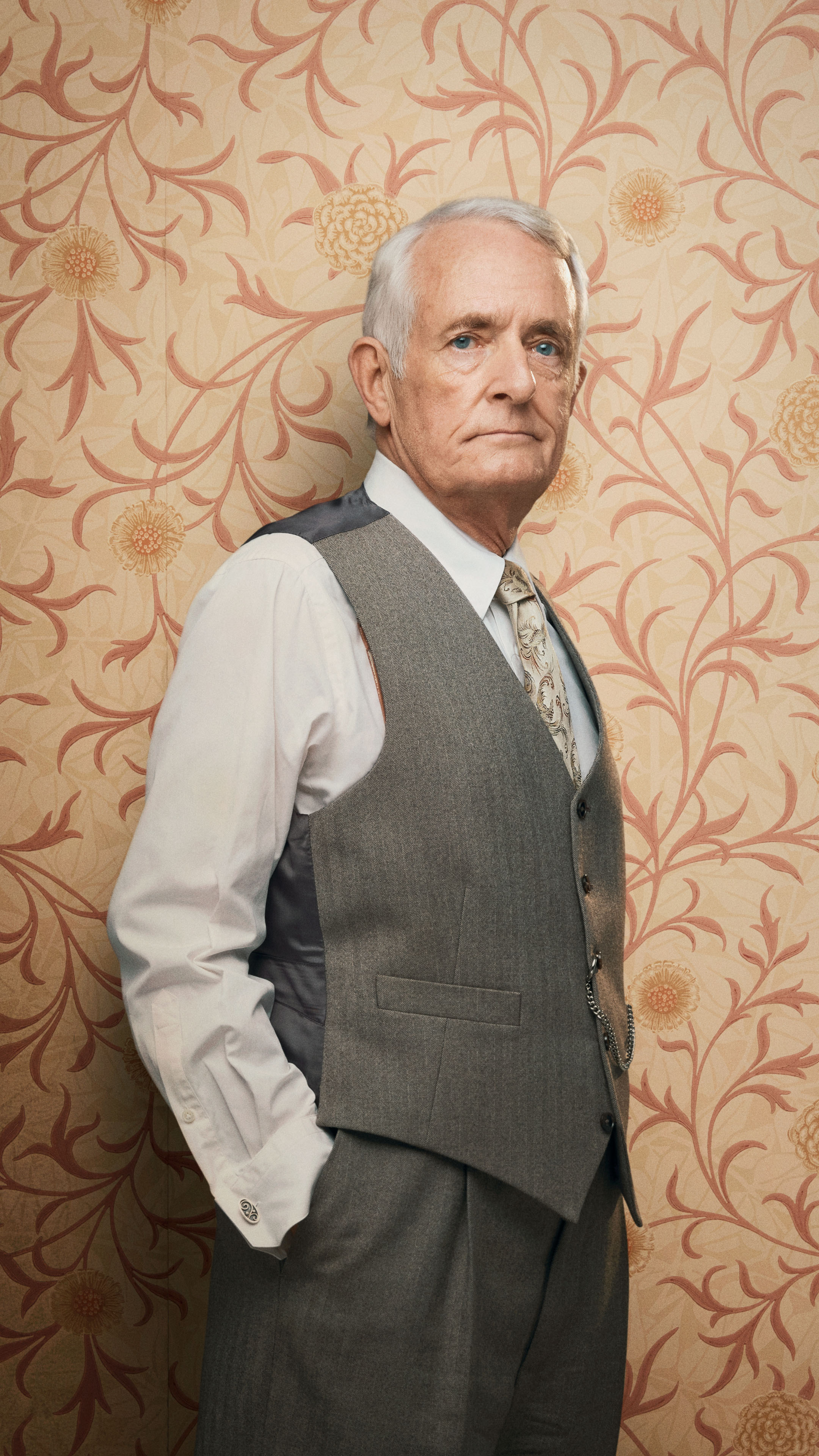 Hjalmar Aurland (Peter Hesse Overgaard) portræt højkant med titellogo.