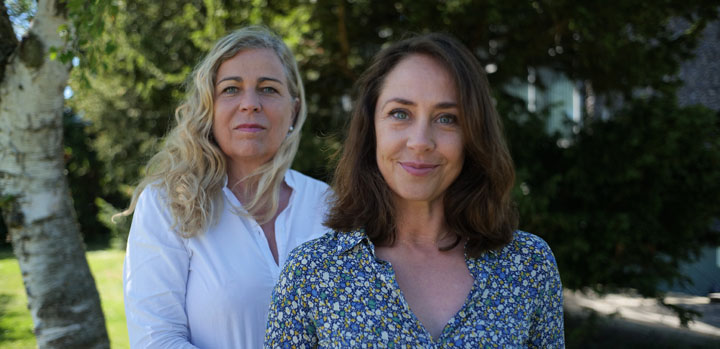 Den internationalt anerkendte filmskaber Lone Scherfig (tv.) vender efter masser af succes i udlandet tilbage til en dansksproget produktion med en ny, stor TV 2-fiktionsserie med Sofie Gråbøl i hovedrollen. (Foto: Mattias Troelstrup / TV 2)