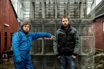 Jonas Mogensen som Allan og Kasper Gross som Martin i 'Minkavlerne' fra 2021.