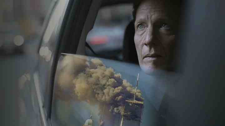 Fra den engelske dokumentar ’11. september – to timer der forandrede verden’, hvor et billede af et brændende World Trade Center her er indsat i bilruden. (Foto: TV 2)