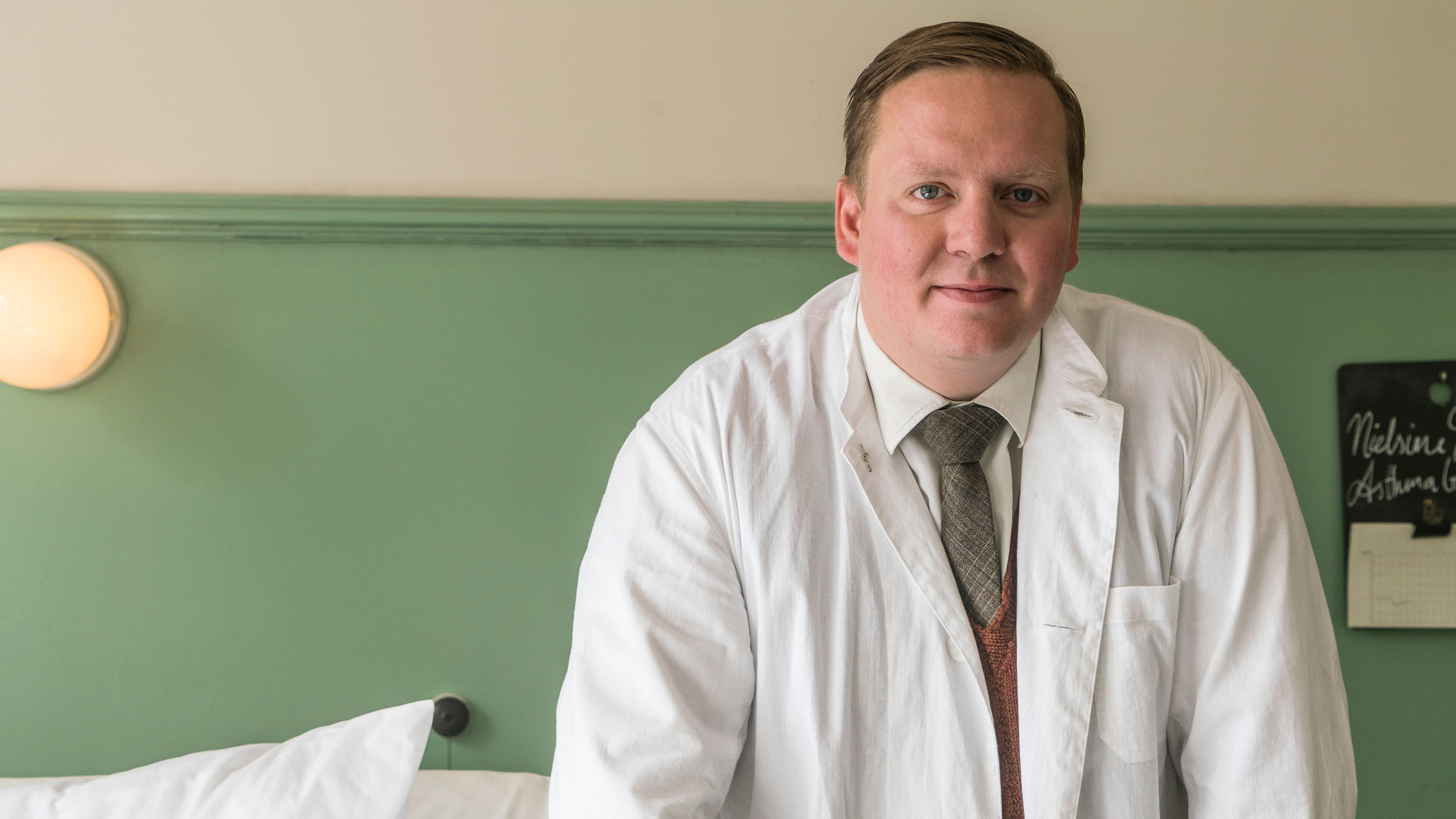 Jesper Ole Feit Andersen som Finn Jönsson i 'Sygeplejeskolen III' fra 2020.