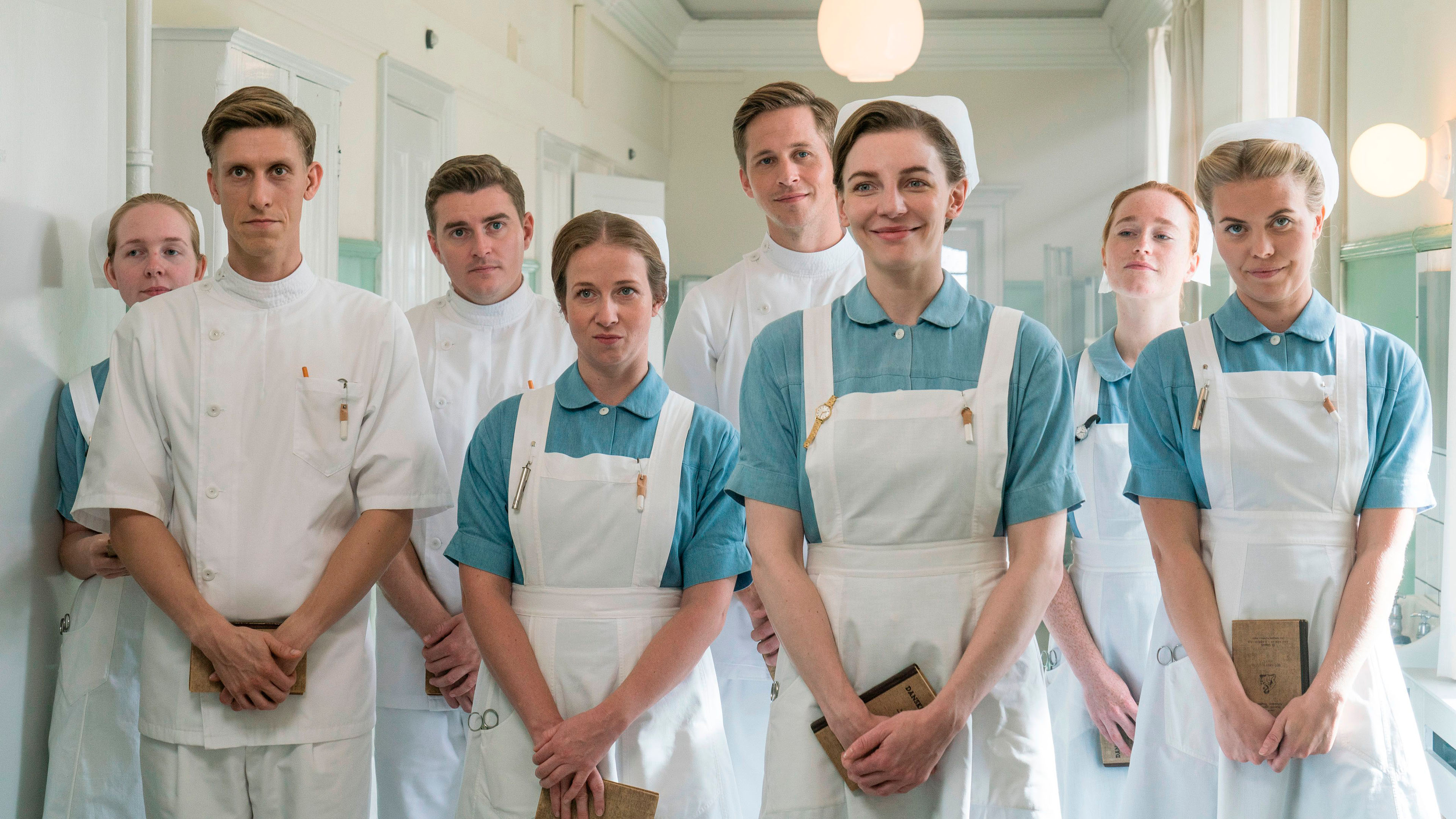 Mikkel Becker Hilgart som Peter Rømer, Jesper Groth som Bjørn Toft, Ulla Vejby som Else Andersen, Jakob Åkerlind som Aksel Rasmussen, Molly Egelind som Anna Rosenfeld og Anna Stokholm som Lis Sommer i 'Sygeplejeskolen IV' fra 2020.