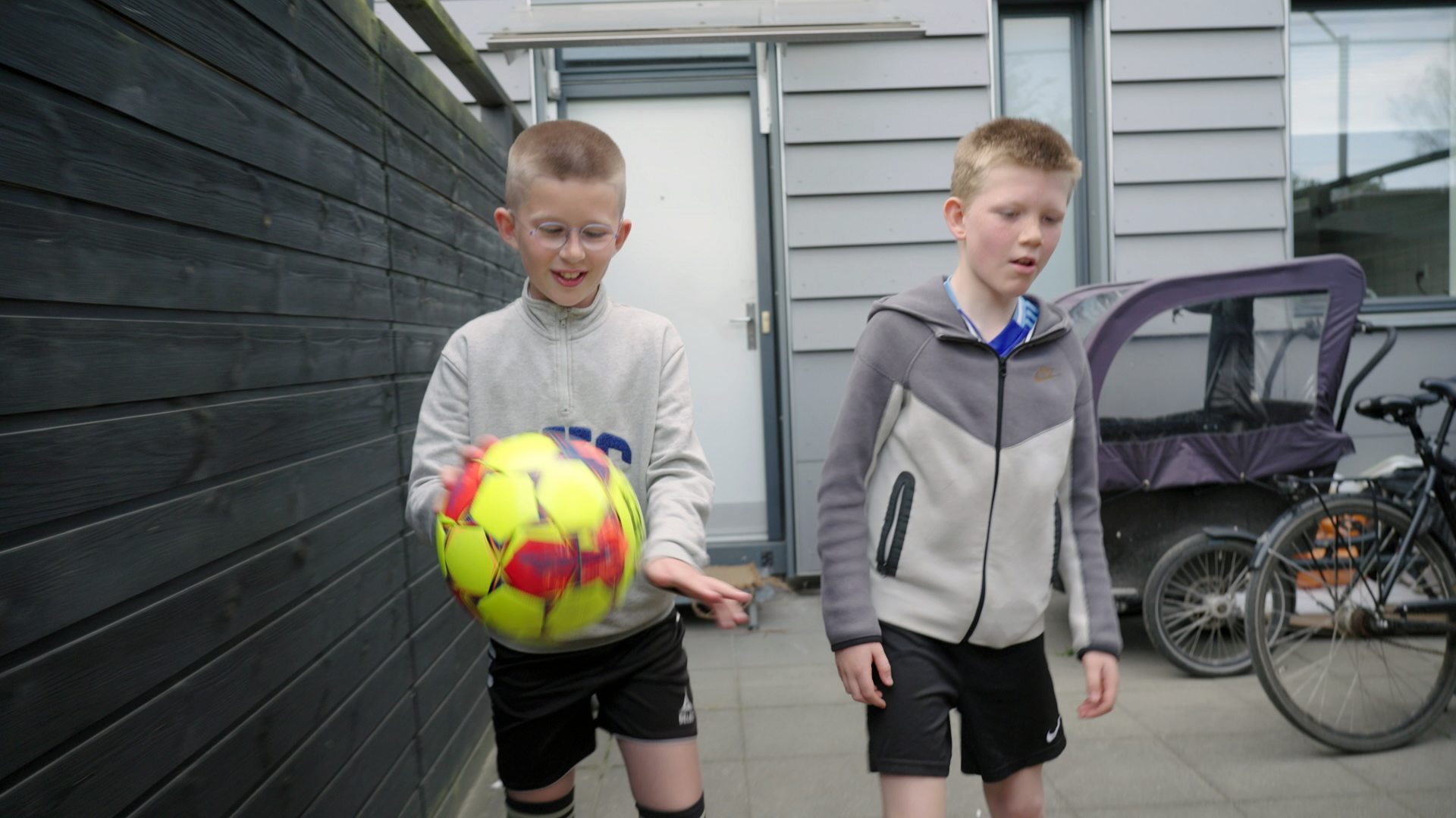 Matias (tv.) i 'De sjældne danskere' sæson seks episode to. 