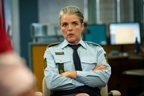 Lotte Andersen som politiinspektør Hanegaard i den danske krimiserie 'Sommerdahl III' fra 2021.