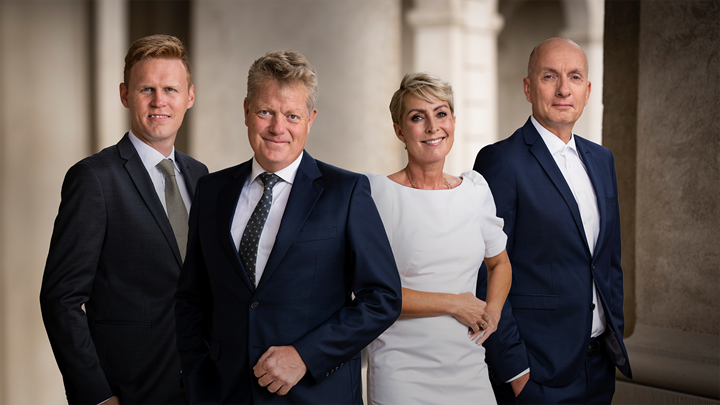 Værterne for TV 2s dækning af Folketingsvalget 2022. Set fra venstre er det Hans Redder, Troels Mylenberg, Cecilie Beck og Ask Rostrup.
