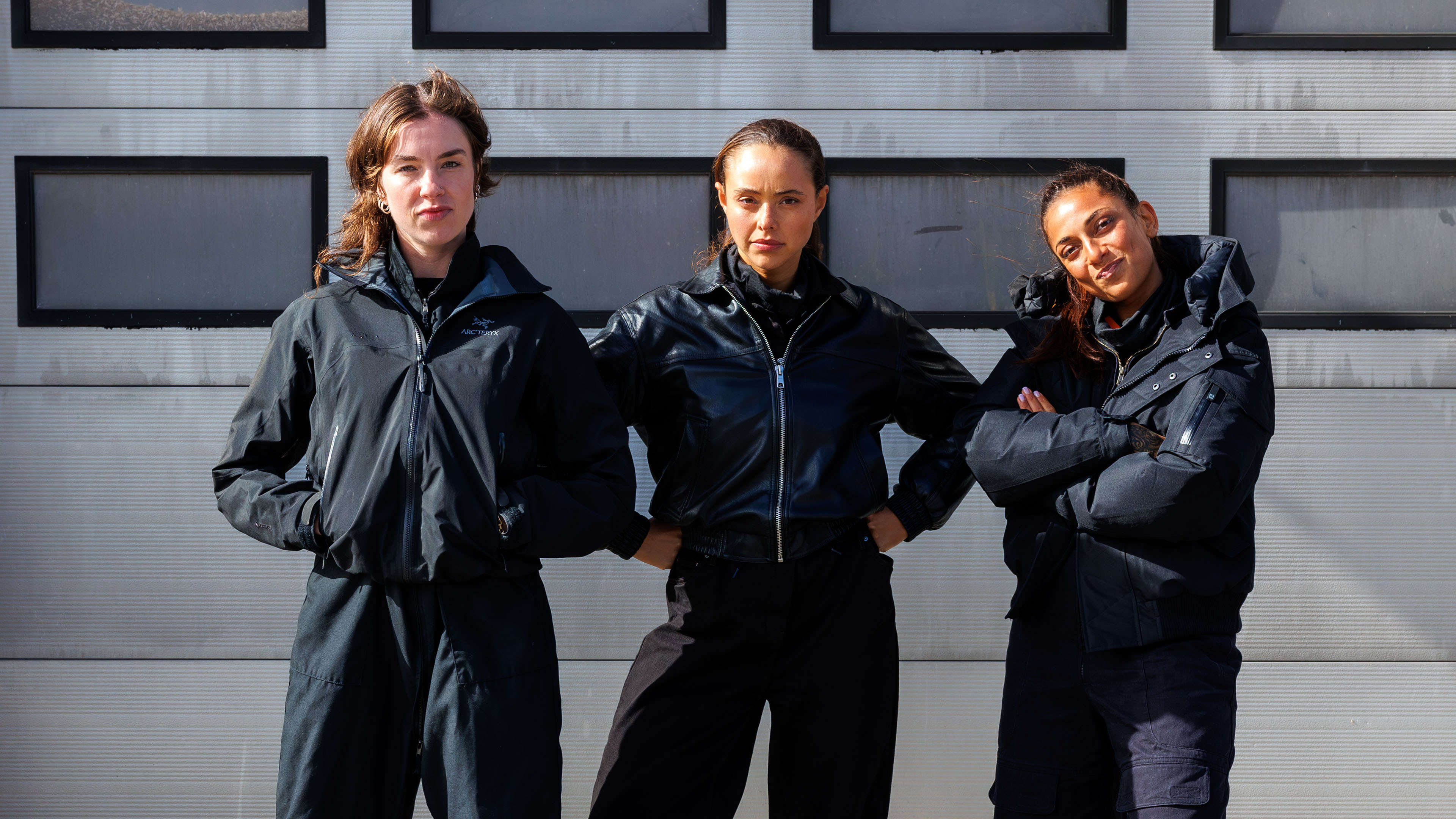 Zelma Lewerissa (i midten) flankeret af veninderne Emma og Safiya.