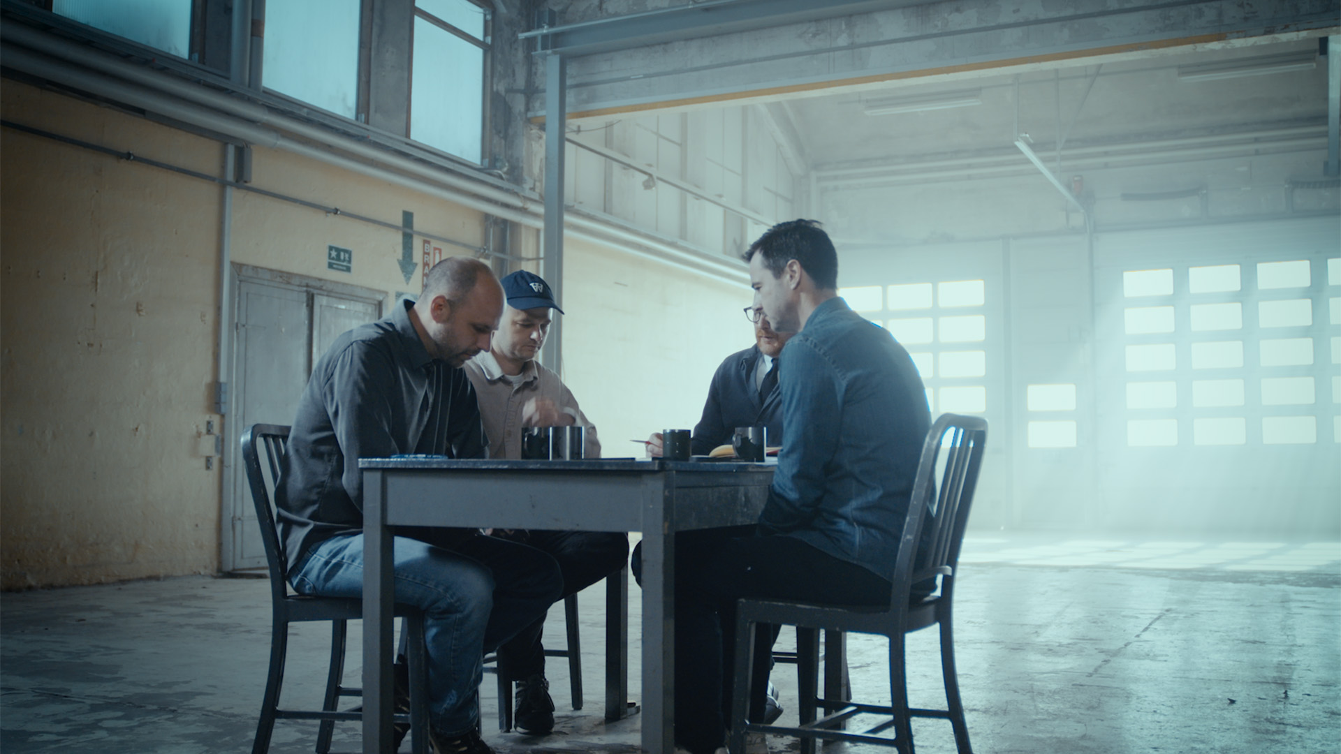 Thomas Østerlin Koch, Steen Schat-Holm, Mads Brügger og Peter Vesterlund i 'Den sorte svane'.