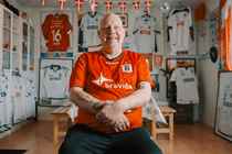 Niels er kæmpe AGF-fan og kæmper for at komme ovenpå igen efter flere blodpropper. Mød ham i 'Mere end en klub'.