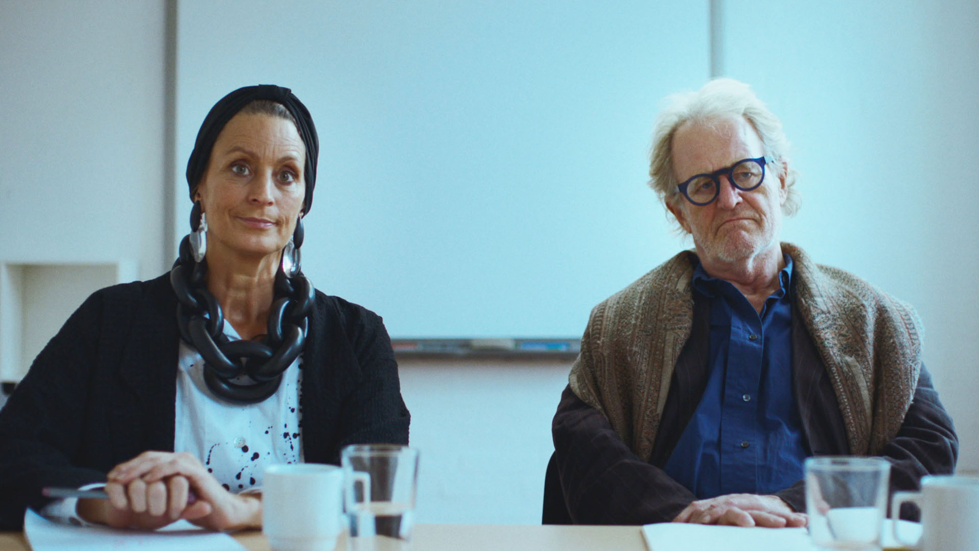 Therese Glahn og Claus Flygare som eksaminatorer i 'Killjoy'.