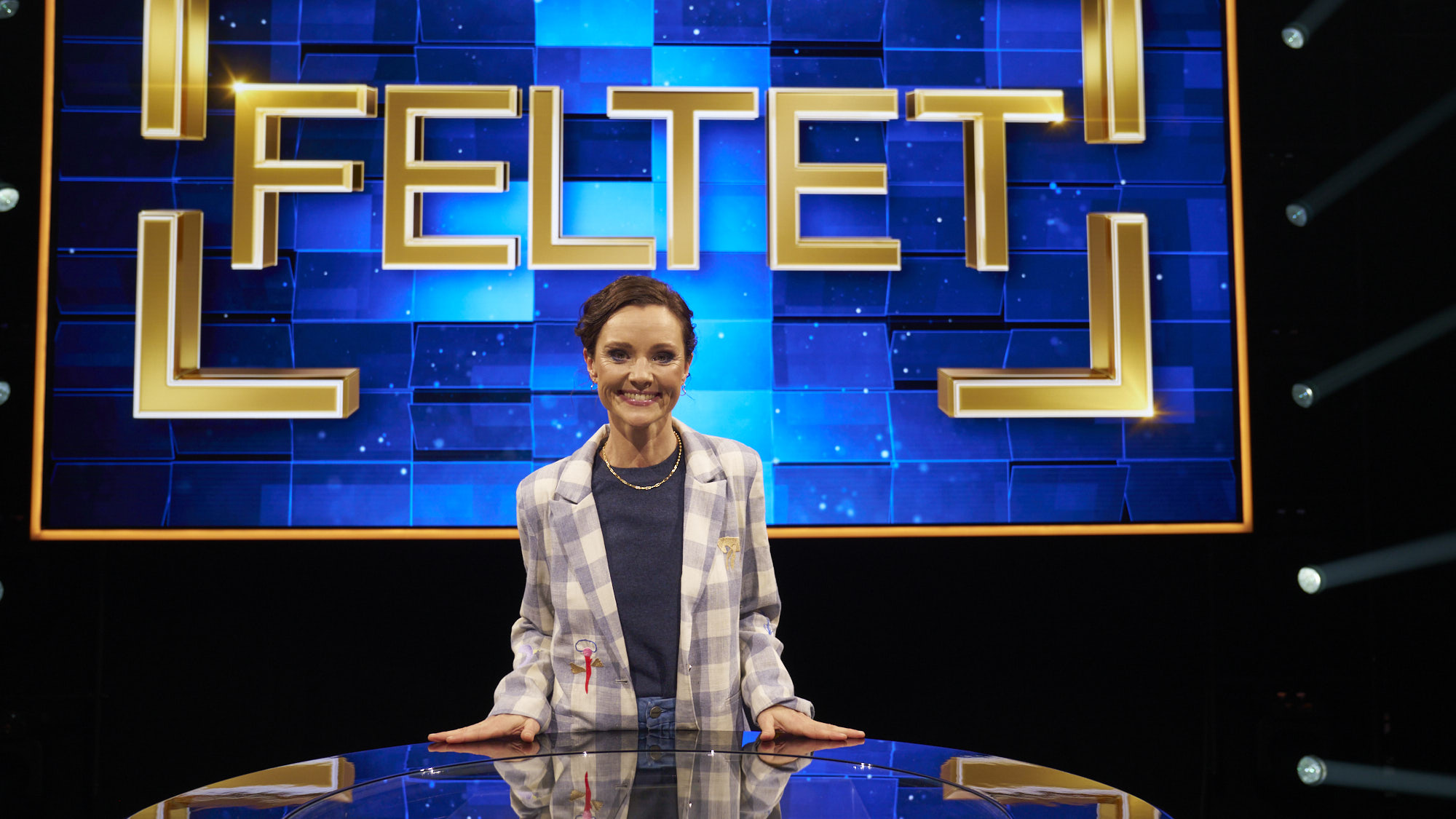 Lise Rønne er vært i quizshowet 'Feltet - Danmarks største quizkamp'.