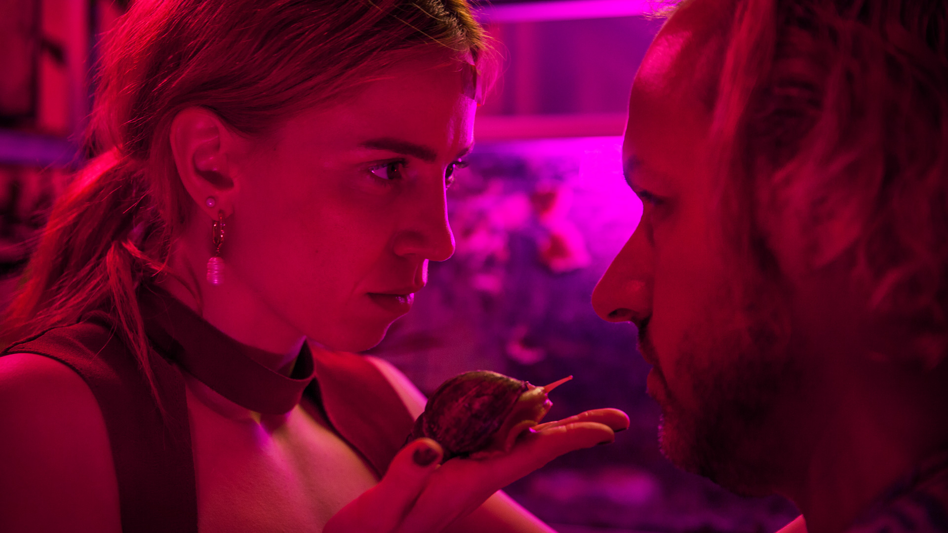 Emma Sehested Høeg som Nanna og Mads Riisom som Thomas i 'Killjoy'.