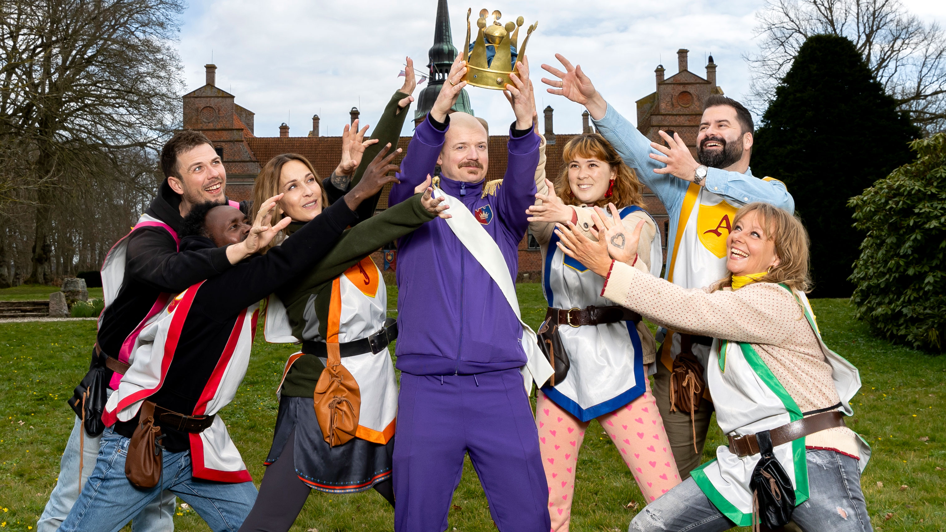 Oliver Stanescu, Mahamed Habane, Ibi Støving, Tobias Dybvad, Eva Jin, Anders Grau og Puk Elgård i 'Kongens efterfølger'.