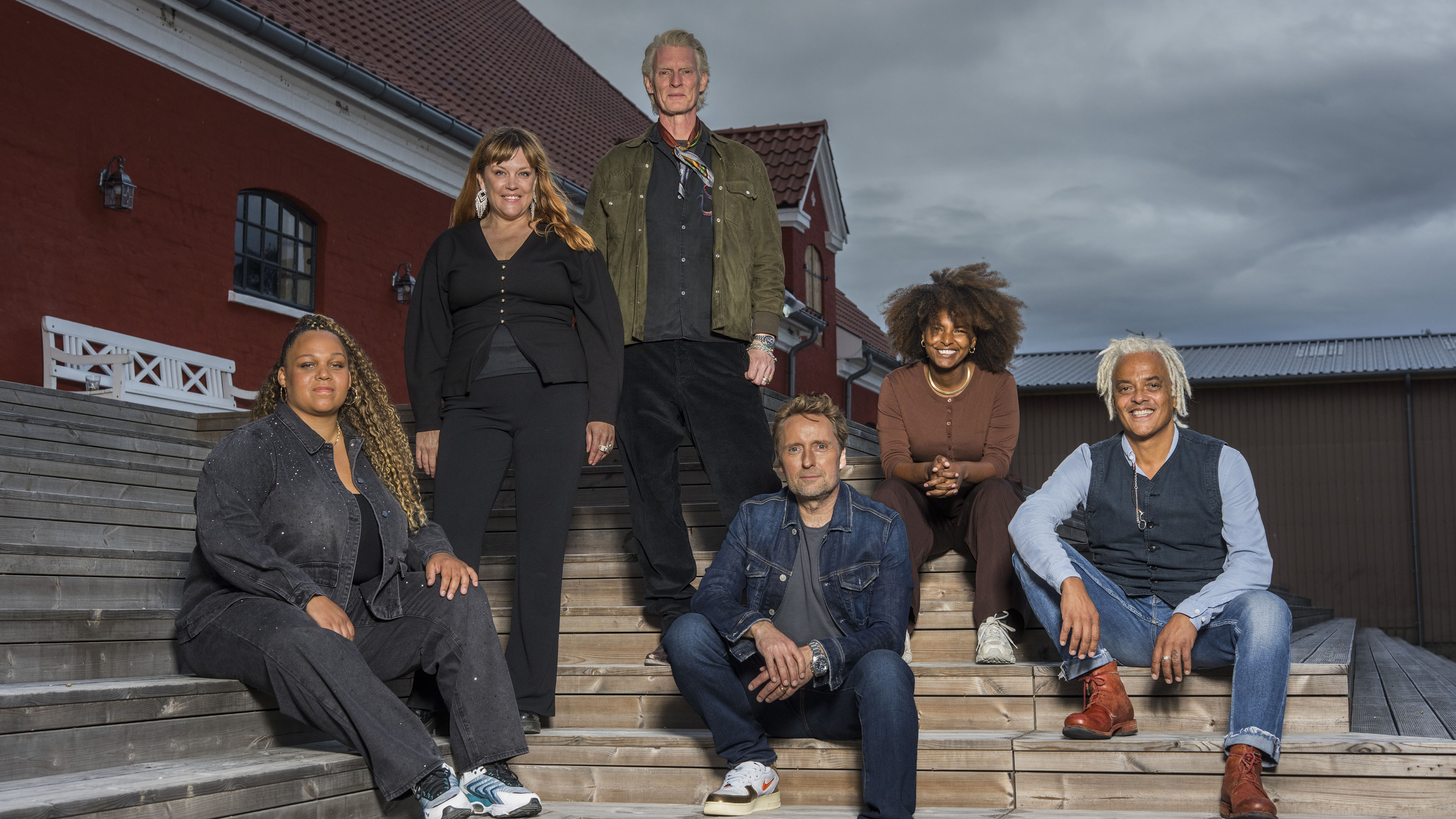 Bandet i ’Toppen af Poppen’ 2026 hedder ’Pop Kollektivet’ og fra venstre til højre i billedet er de: Emilie Espichicoque (vokal, percussion), Caroline Franceska (vokal, percussion), Jonas Krag (guitar), Poul Reimann (kapelmester, keyboard, vokal), Sarah Ziebe (trommer) og Christian Douglas (bas).