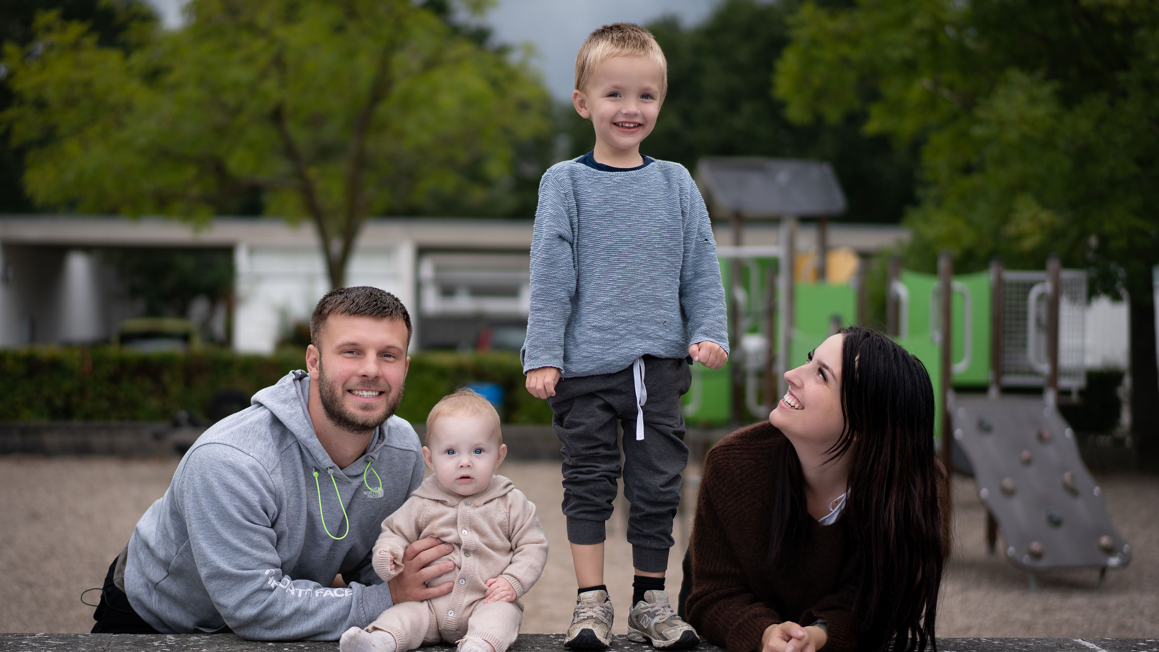 I Lyngby i bor Louie på tre år med sine forældre, Maria og Daniel. Louie får en lillesøster i 2023.