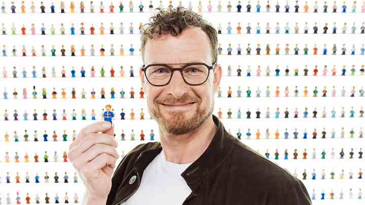 Søren Dyrhøj, der til daglig er Senior Designer i LEGO-koncernen, er dommer i ’LEGO Masters’. Han har designet LEGO-sæt siden 1997 og står bag nogle af de mest ikoniske LEGO-sæt. (Foto: Henrik Ohsten / TV 2)
