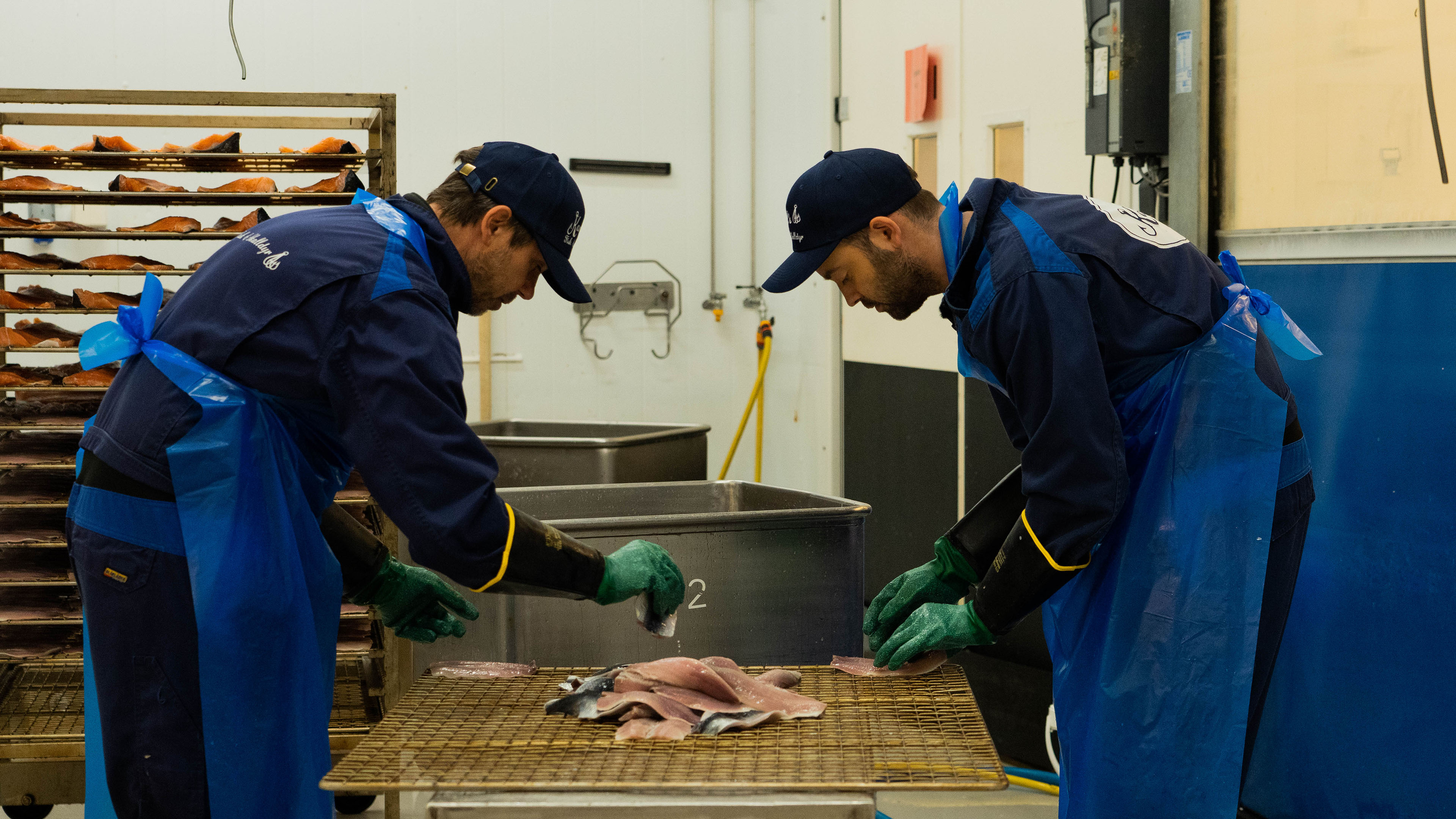 Jeppe og Nikolaj på arbejde hos 'Karls fisk & skaldyr'