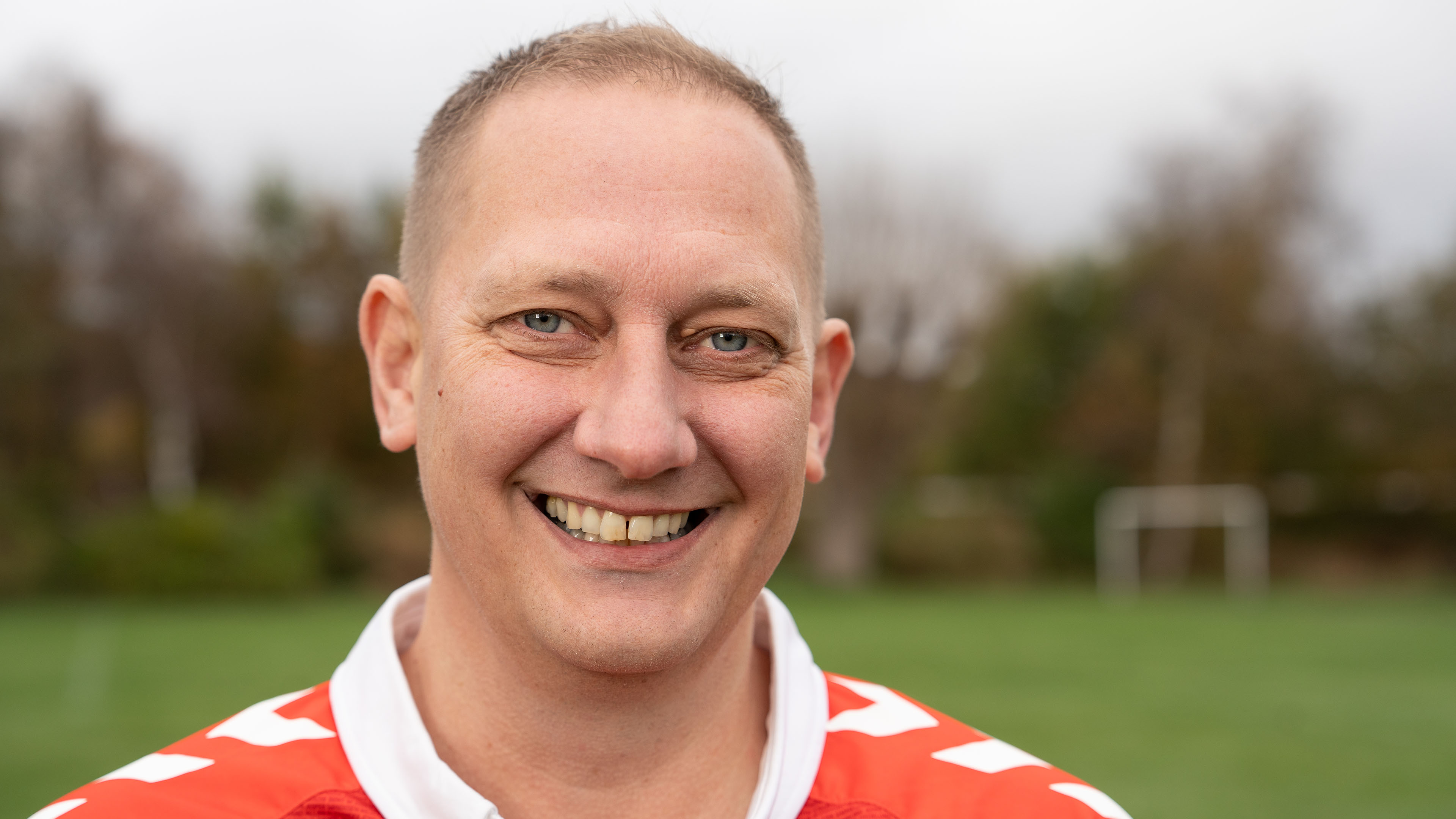 Lars er Vejle-fan og drømmer om at skabe et fodboldhold for børn med særlige behov. Mød ham i 'Mere end en klub'. 