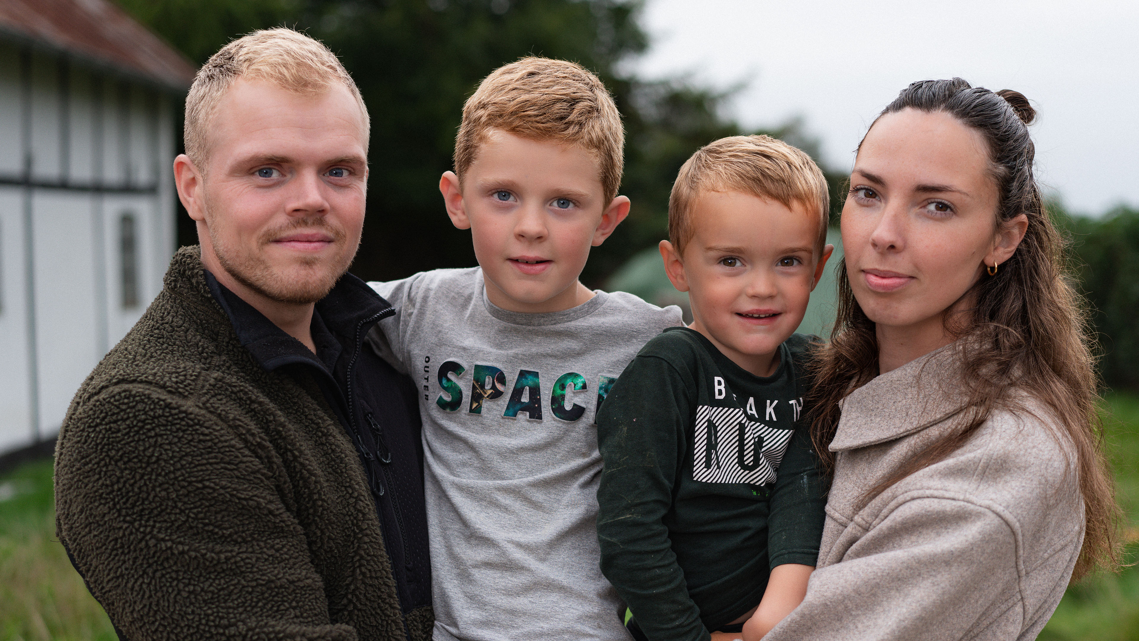 På Als begynder Asmus i børnehave. Asmus har en storebror, Malte, og forældrene Lena og Mads.