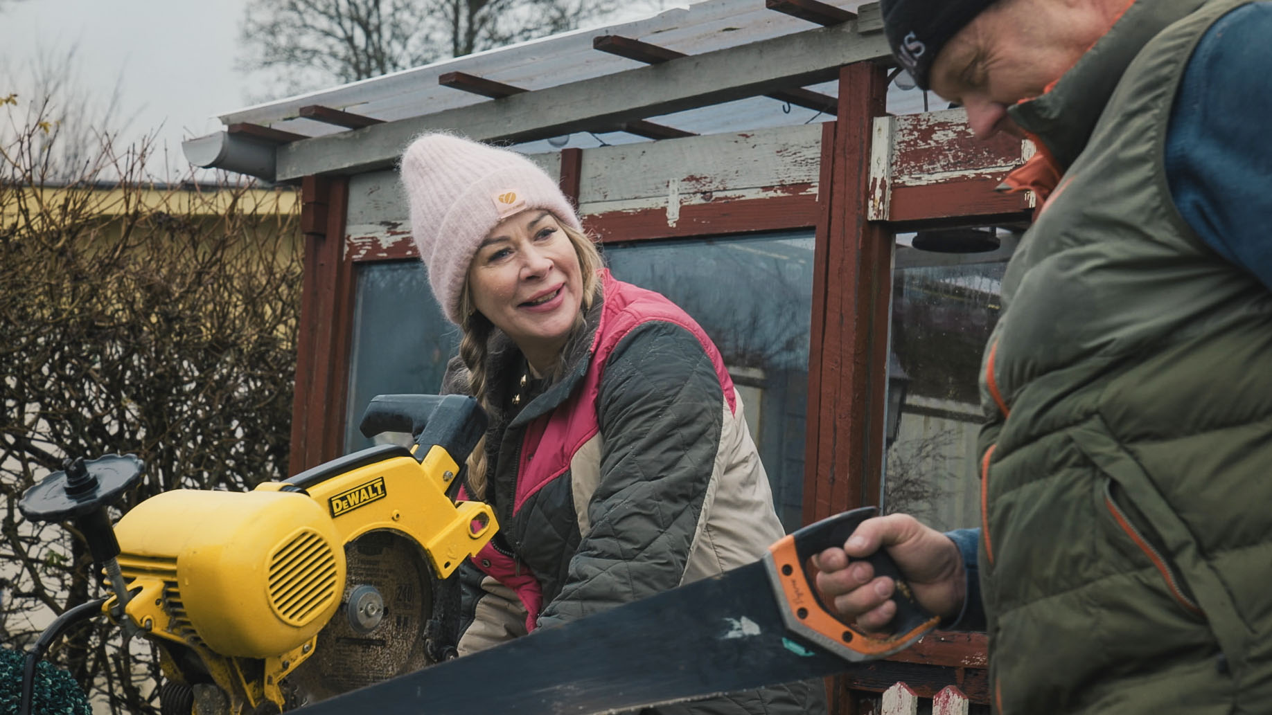 Anamariia med sin håndværkerkæreste.