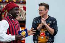 Vært Melvin Kakooza og gæst Silas Holst i '24 stjerners julekalender'.