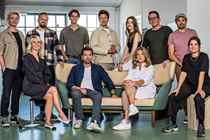 Det stjernespækkede cast til Thomas Vinterbergs nye serie 'Familier som vores'. 