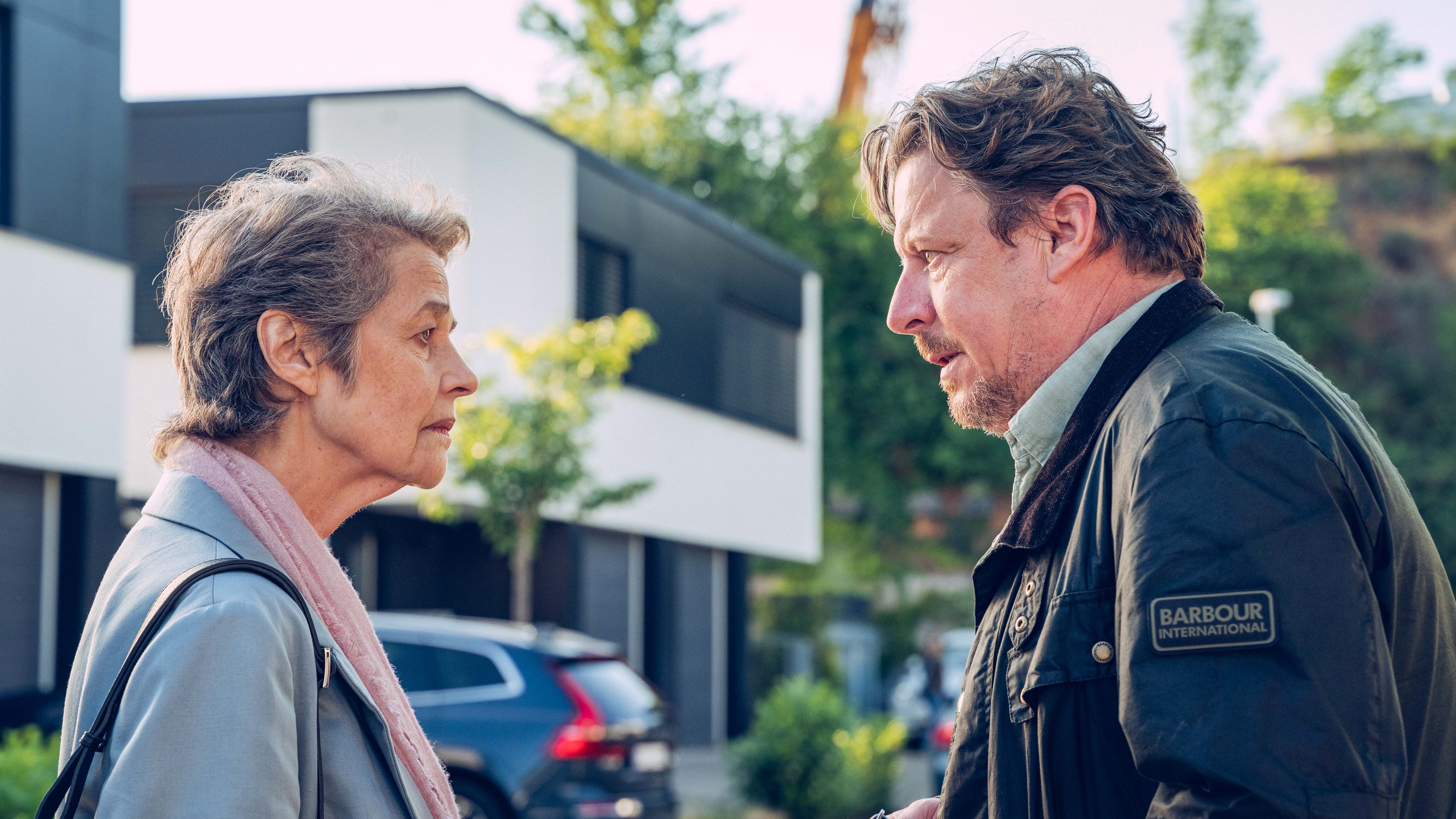 Claire Bobain (Charlotte Rampling) og Rolf Larsen (Anders W. Berthelsen) i 'DNA' 2.
