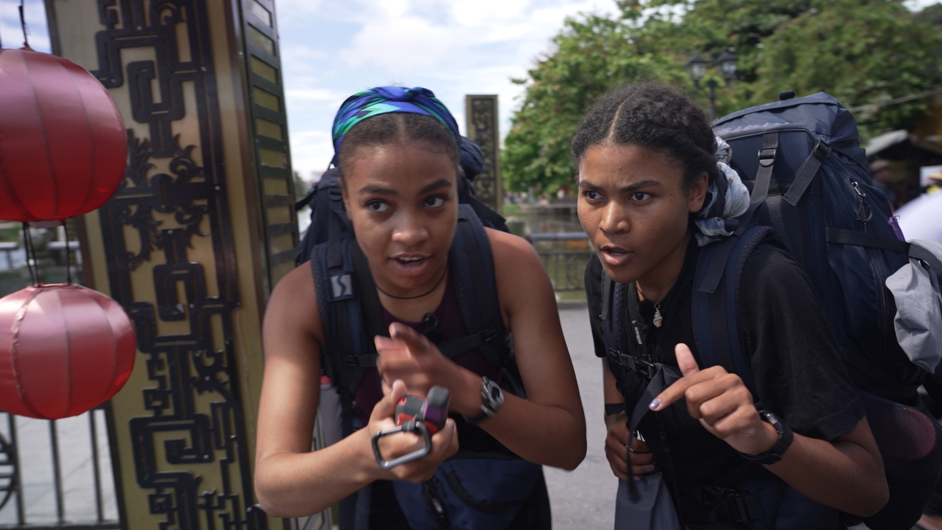 Tea og Tilde fra Lilla hold løber mod checkpoint i Hoi An i Vietnam i 'Først til verdens ende'.