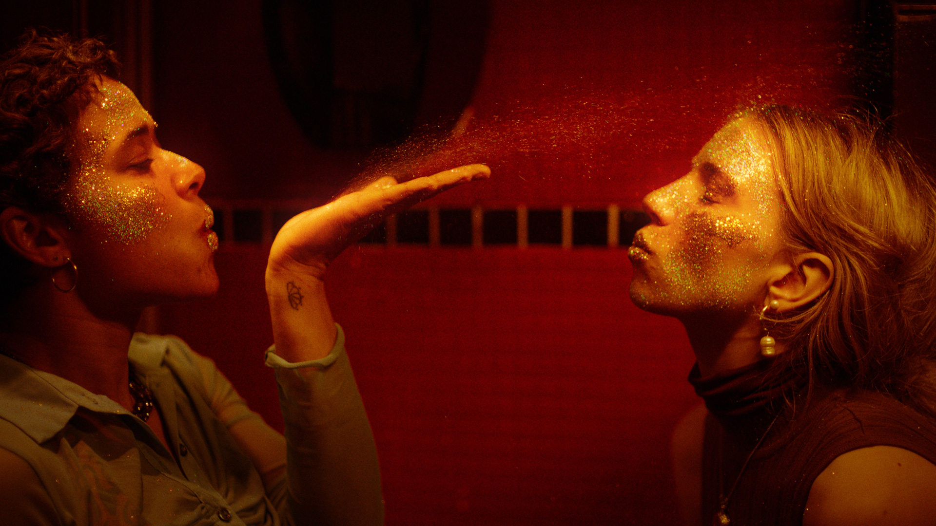 Olivia Joof Lewerissa som Josephine og Emma Sehested Høeg som Nanna i 'Killjoy'.