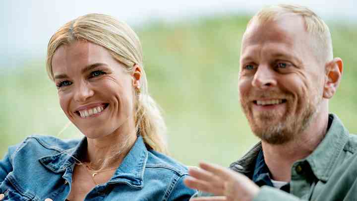 Helene (Marie Bach Hansen) og Thomas (Carsten Bjørnlund) er politifolk, der arbejder undercover i Hvide Sande for at opklare drabet på en tysk surfer.